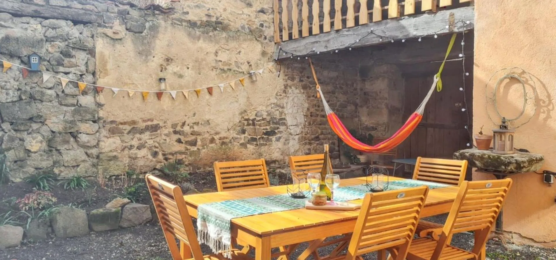 Prázdninový dům Maison Charmante A Mauzun Avec Jardin Et Patio Fleuri
